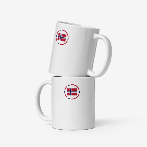 Deux mugs en céramique blanche empilés, chacun portant un drapeau norvégien stylisé en rouge, bleu et blanc imprimé au centre.